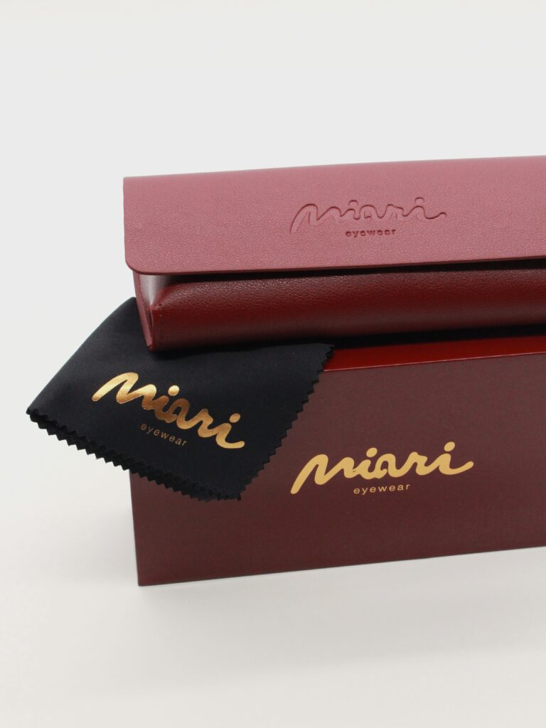 Funda y gamuza de limpieza incluidas con las gafas Velvet Matt Black Ember